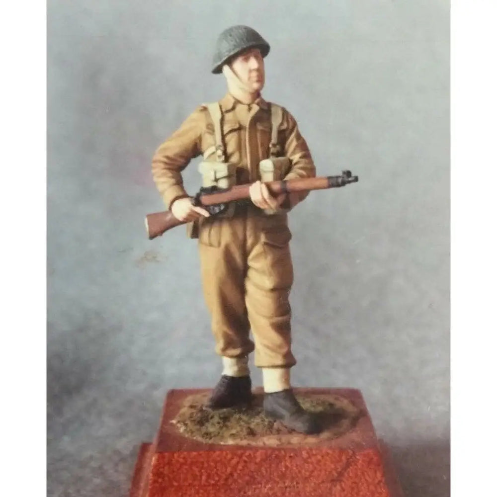 1/35 WWII British Infantryman with Pith Helmet and Rifle, Resin Model Figure Kit, Unassembled and Unpainted