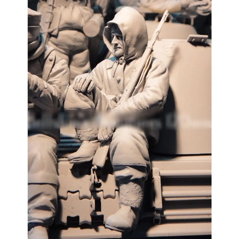 1/16 WWII Soldiers with Tracked Vehicle, 18 Figures, Resin Model Figure Kit, Unassembled and Unpainted