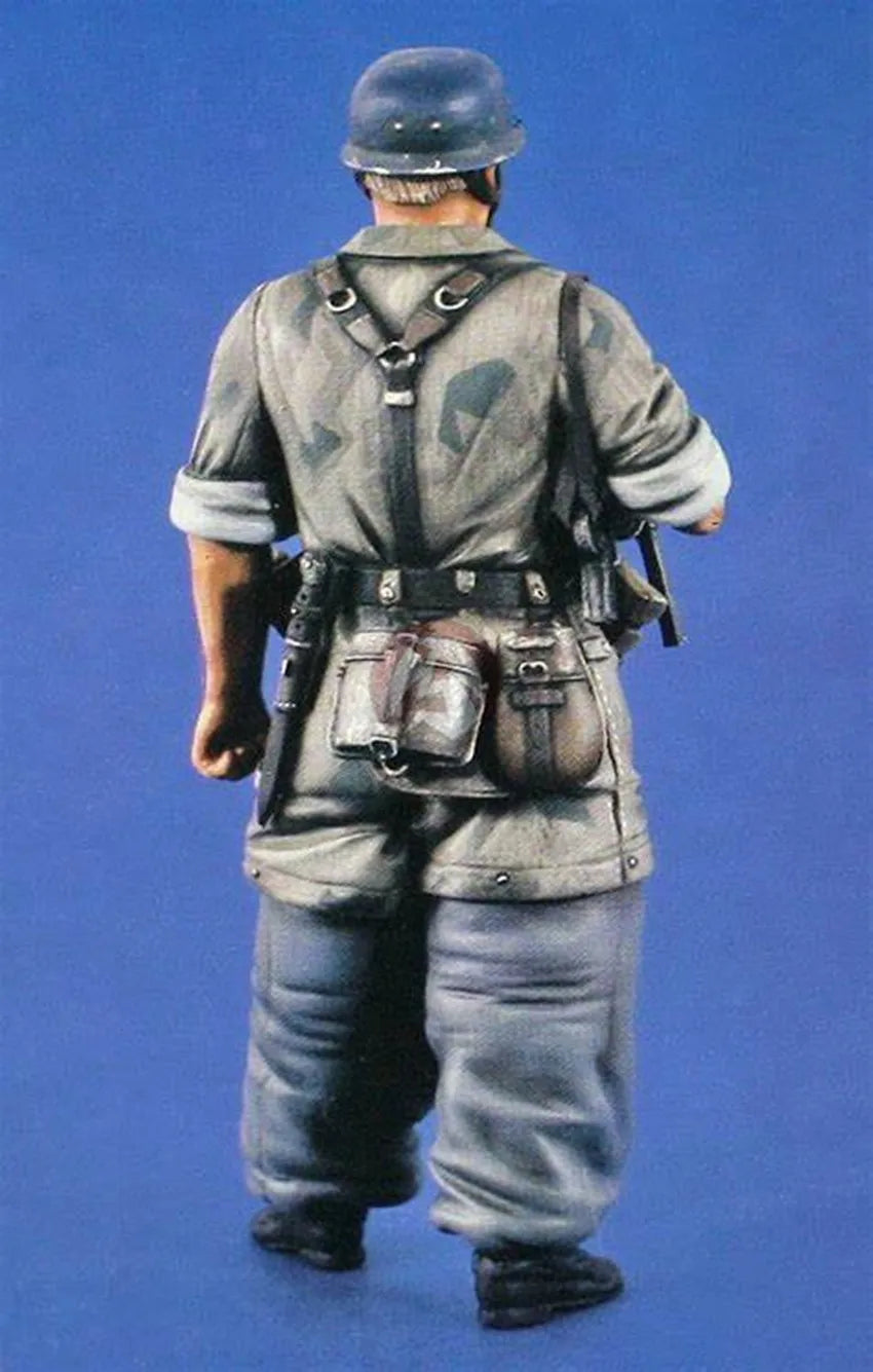 1/16 WWI German Soldier Advancing with Rifle, Resin Model Figure Kit, Unassembled and Unpainted