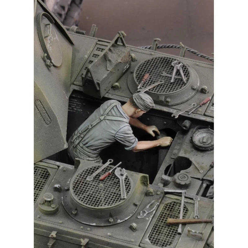 1/35 WWII German Soldier with Engine Assembly, Resin Model Diorama Kit, Unassembled and Unpainted