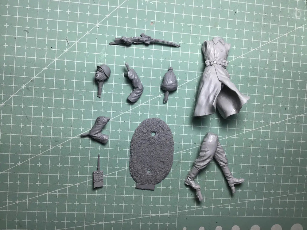 1/35 Woman in Long Coat Walking Pose, Resin Model Figure Kit, Unassembled and Unpainted
