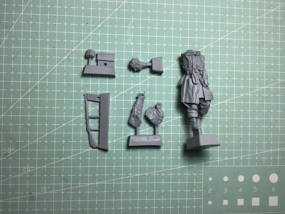 1/35 WWI German Soldier with Gas Mask and Rifle, Resin Model Figure Kit, Unassembled and Unpainted