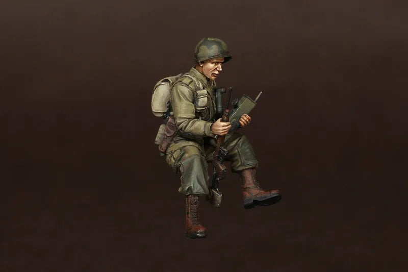 1/35 WWII German Soldier with Gas Mask, Resin Model Figure Kit, Unassembled and Unpainted