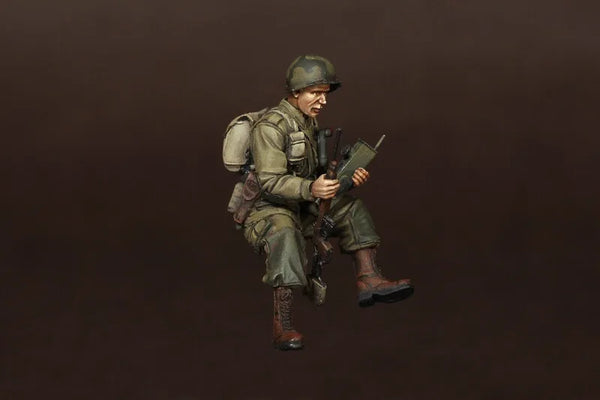 1/35 WWII German Soldier with Gas Mask, Resin Model Figure Kit, Unassembled and Unpainted