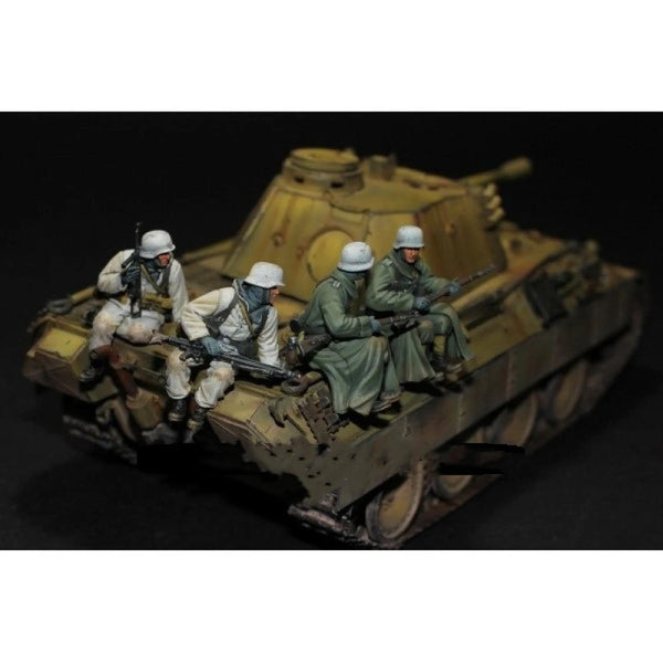 1/35 WWII German Panzer Crew in White Winter Uniforms, 4 Figures, Resin Model Figure Kit, Unassembled and Unpainted