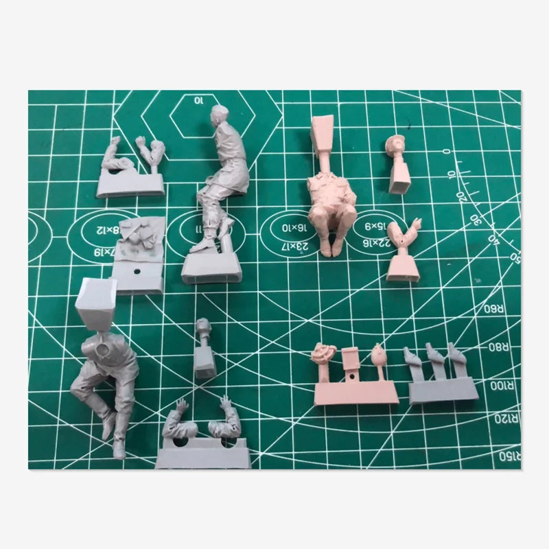 1/35 WWII Soviet Tank Commander with Crew, 3 Figures, Resin Model Figure Kit, Unassembled and Unpainted