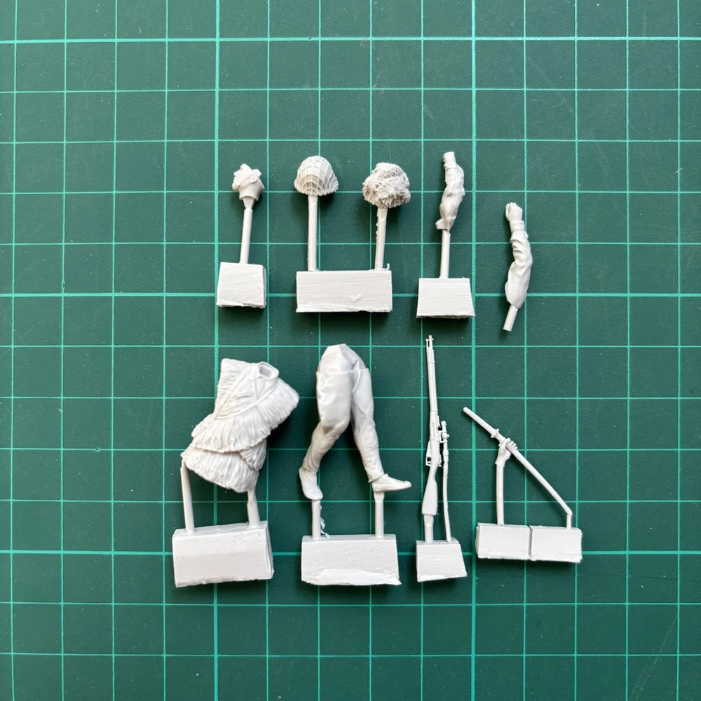 1/35 WWII Soviet Rifleman in Winter Uniform, Resin Model Figure Kit, Unassembled and Unpainted
