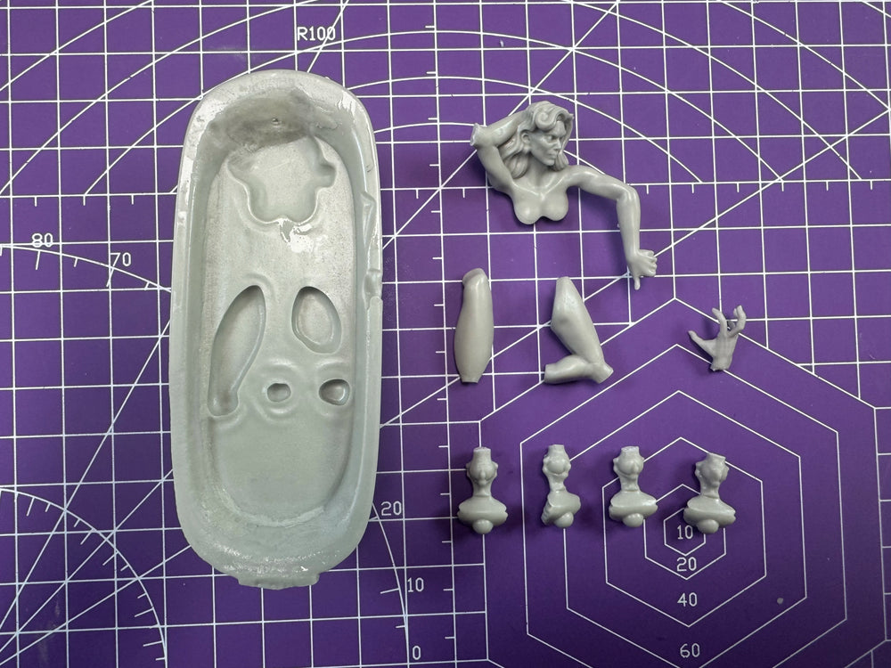 1/24 Female Reclining in Clawfoot Bathtub, Resin Model Figure Kit, Unassembled and Unpainted