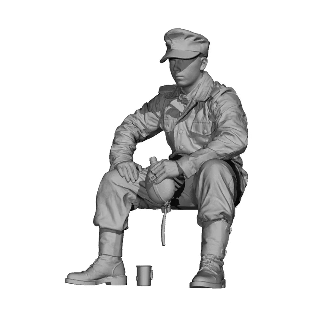 1/35 WWII German Infantry Crouching with Canteen, Resin Model Figure Kit, Unassembled and Unpainted