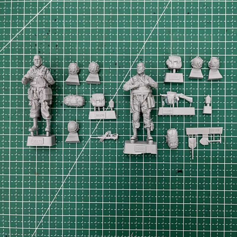 1/35 WWII US 101st Airborne Riflemen in Combat Gear, 2 Figures, Resin Model Figure Kit, Unassembled and Unpainted
