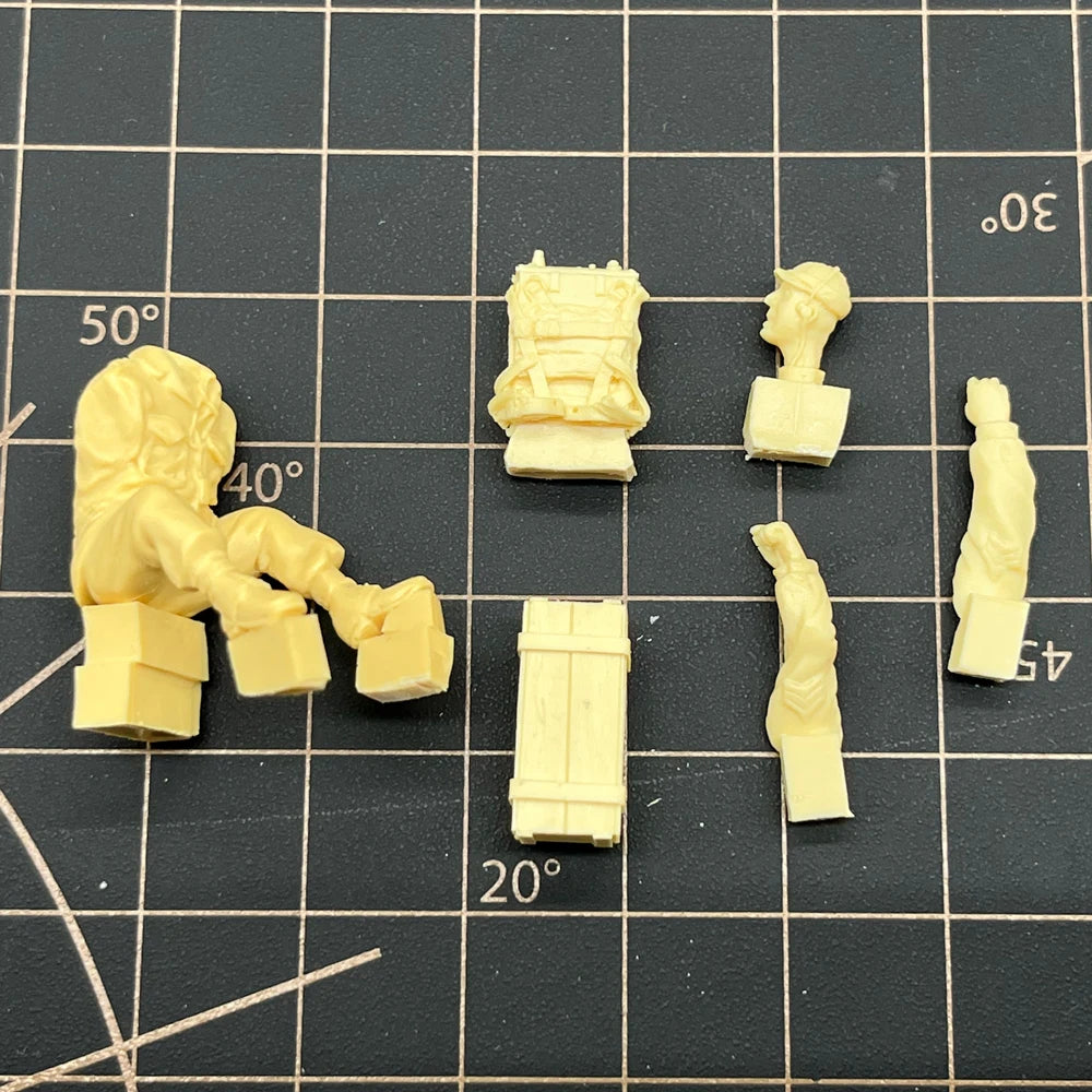 1/35 Modern Soldier Crouched with Assault Rifle, Resin Model Figure Kit, Unassembled and Unpainted