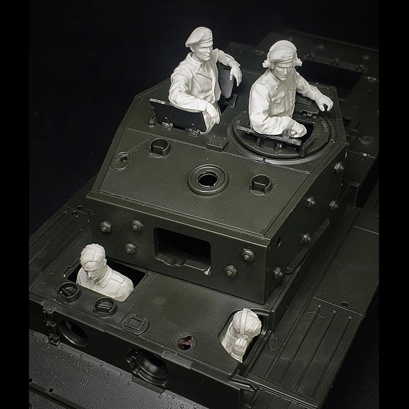 1/35 WWII British Tank Crew with Commander, 4 Figures, Resin Model Figure Kit, Unassembled and Unpainted