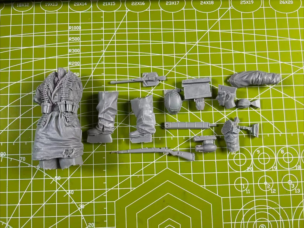 1/16 Modern British Infantryman with Greatcoat and Rifle, Resin Model Figure Kit, Unassembled and Unpainted