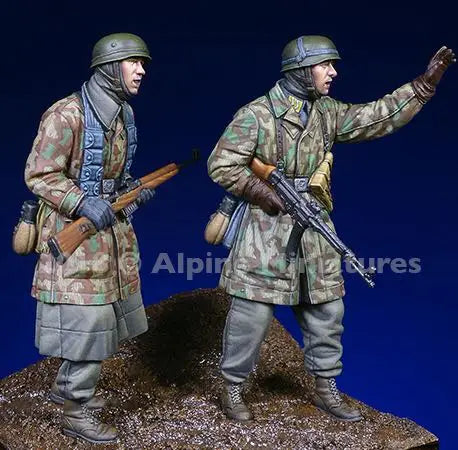 1/35 WWII German Infantry Signaling with Rifleman, 2 Figures, Resin Model Figure Kit, Unassembled and Unpainted