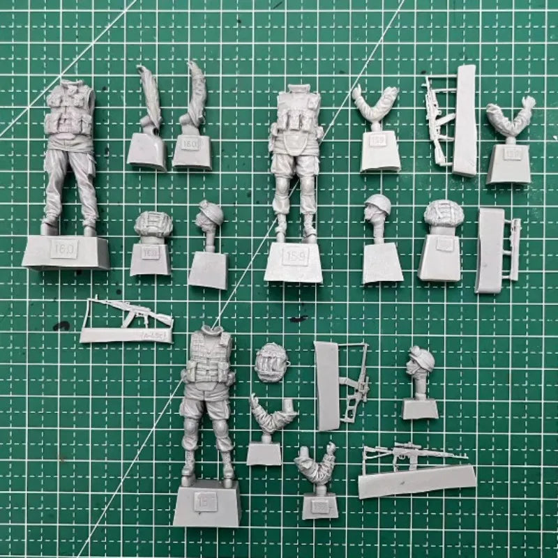 1/35 Modern Tactical Squad in Digital Camouflage, 3 Figures, Resin Model Figure Kit, Unassembled and Unpainted