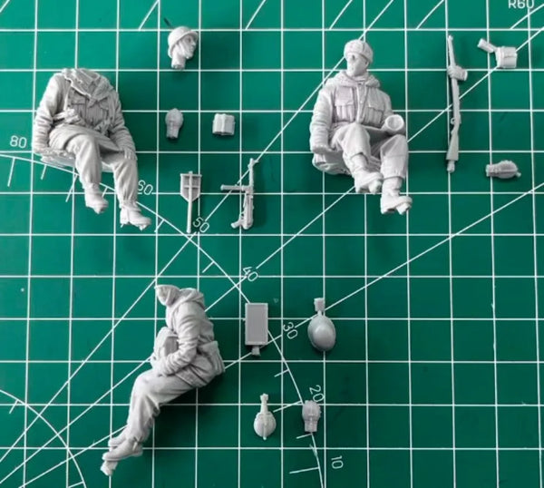 1/35 WWII German Panzer Commander with Observation Crew, 3 Figures, Resin Model Figure Kit, Unassembled and Unpainted
