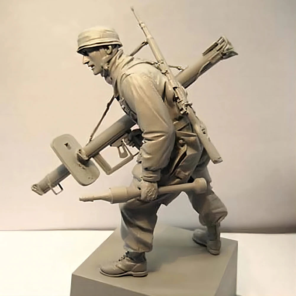 1/16 WWI British Infantry with Pith Helmet and Anti-Tank Rifle, Resin Model Figure Kit, Unassembled and Unpainted