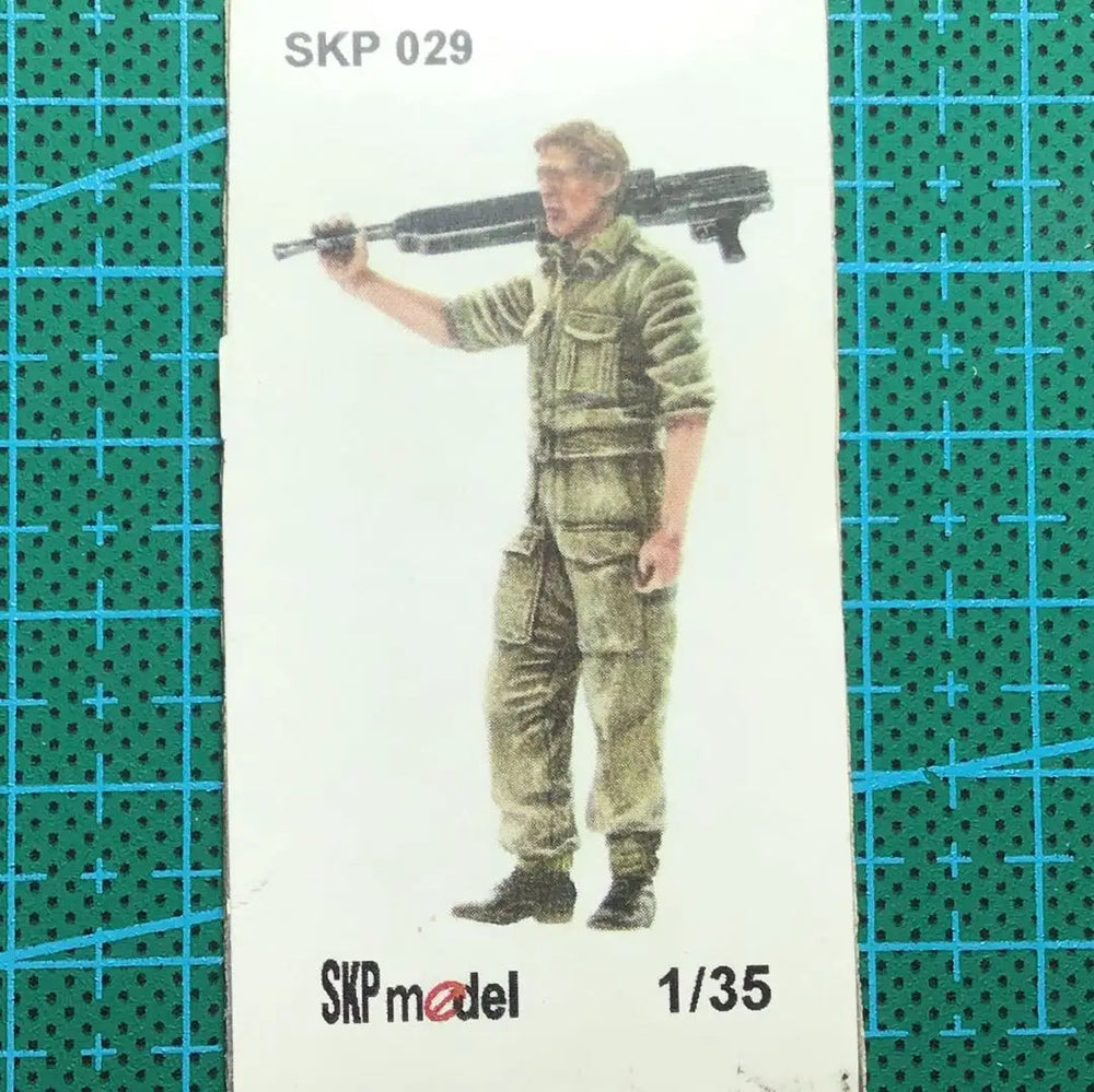 1/35 Modern Soldier with RPG Launcher, Resin Model Figure Kit, Unassembled and Unpainted