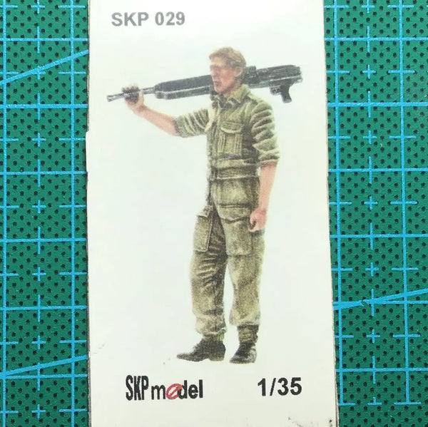 1/35 Modern Soldier with RPG Launcher, Resin Model Figure Kit, Unassembled and Unpainted