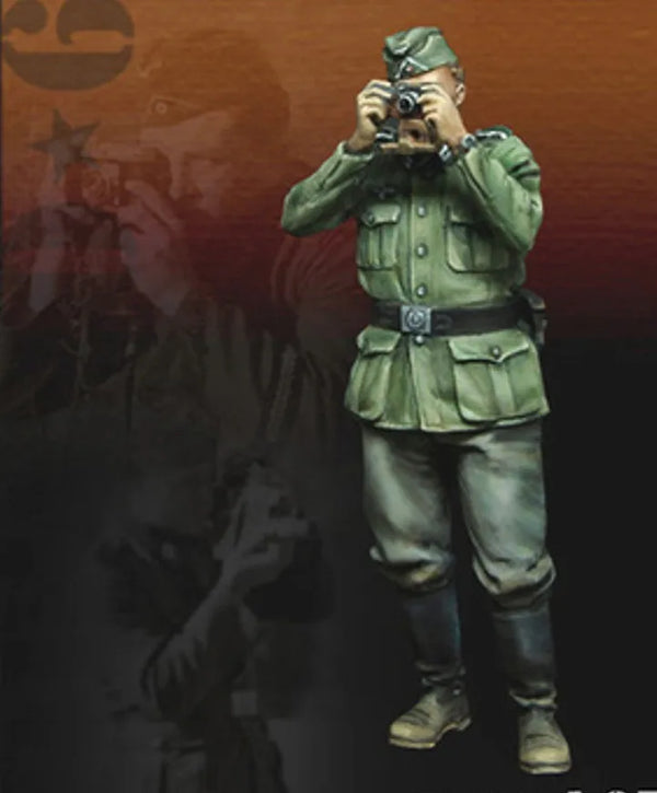 1/35 WWI German Officer Observing with Binoculars, Resin Model Figure Kit, Unassembled and Unpainted