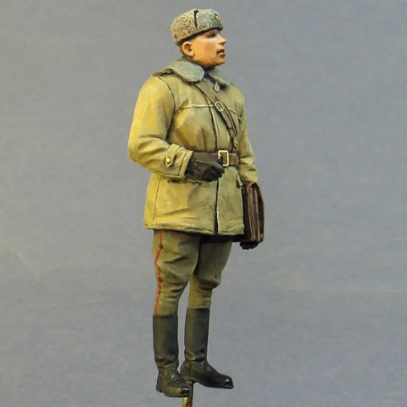 1/35 WWII Soviet Officer in Khaki Summer Uniform, Resin Model Figure Kit, Unassembled and Unpainted