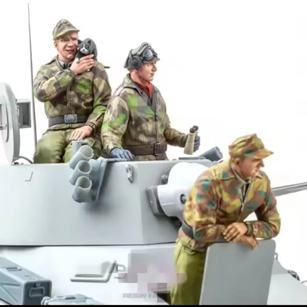 1/35 WWII German Panzer Commander with Crew and Binoculars, 4 Figures, Resin Model Figure Kit, Unassembled and Unpainted