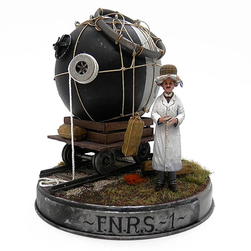 1/35 WWI Airship Dirigible, 2 Figures, Resin Model Diorama Kit, Unassembled and Unpainted