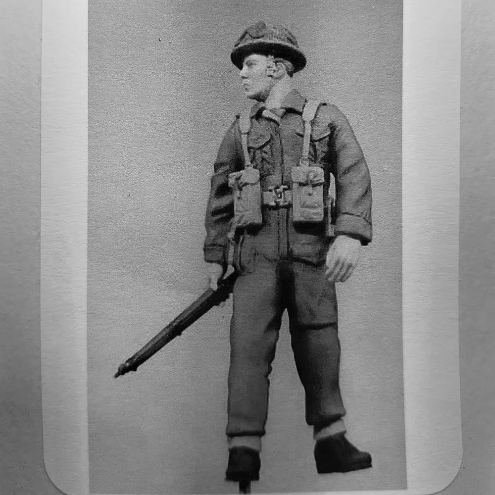 1/35 WWII British Infantryman at Attention with Bayoneted Rifle, Resin Model Figure Kit, Unassembled and Unpainted