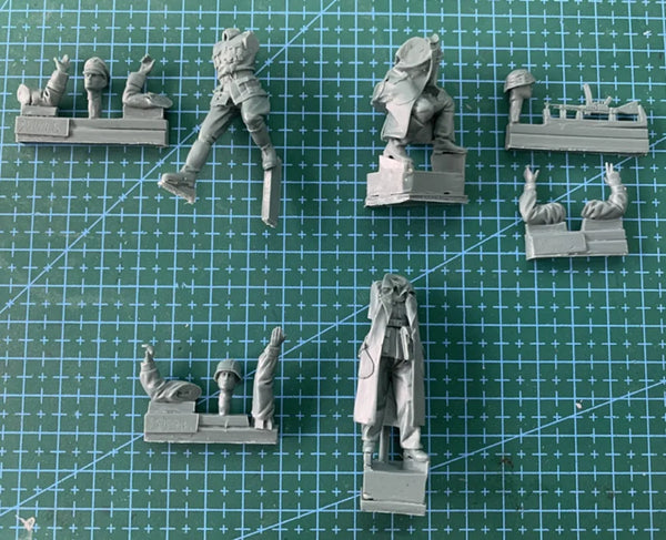 1/35 WWI Officers with Advancing Infantry, 6 Figures, Resin Model Figure Kit, Unassembled and Unpainted