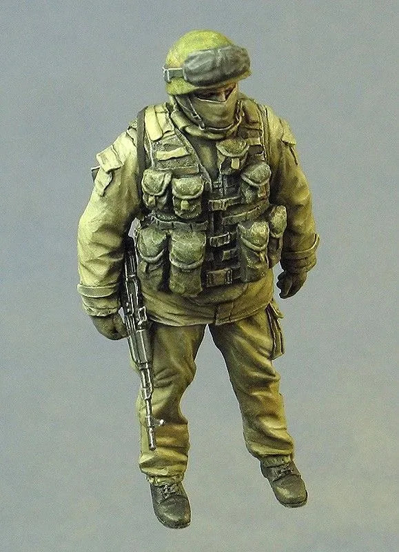 1/35 Modern US Infantryman Advancing with Rifle, Resin Model Figure Kit, Unassembled and Unpainted