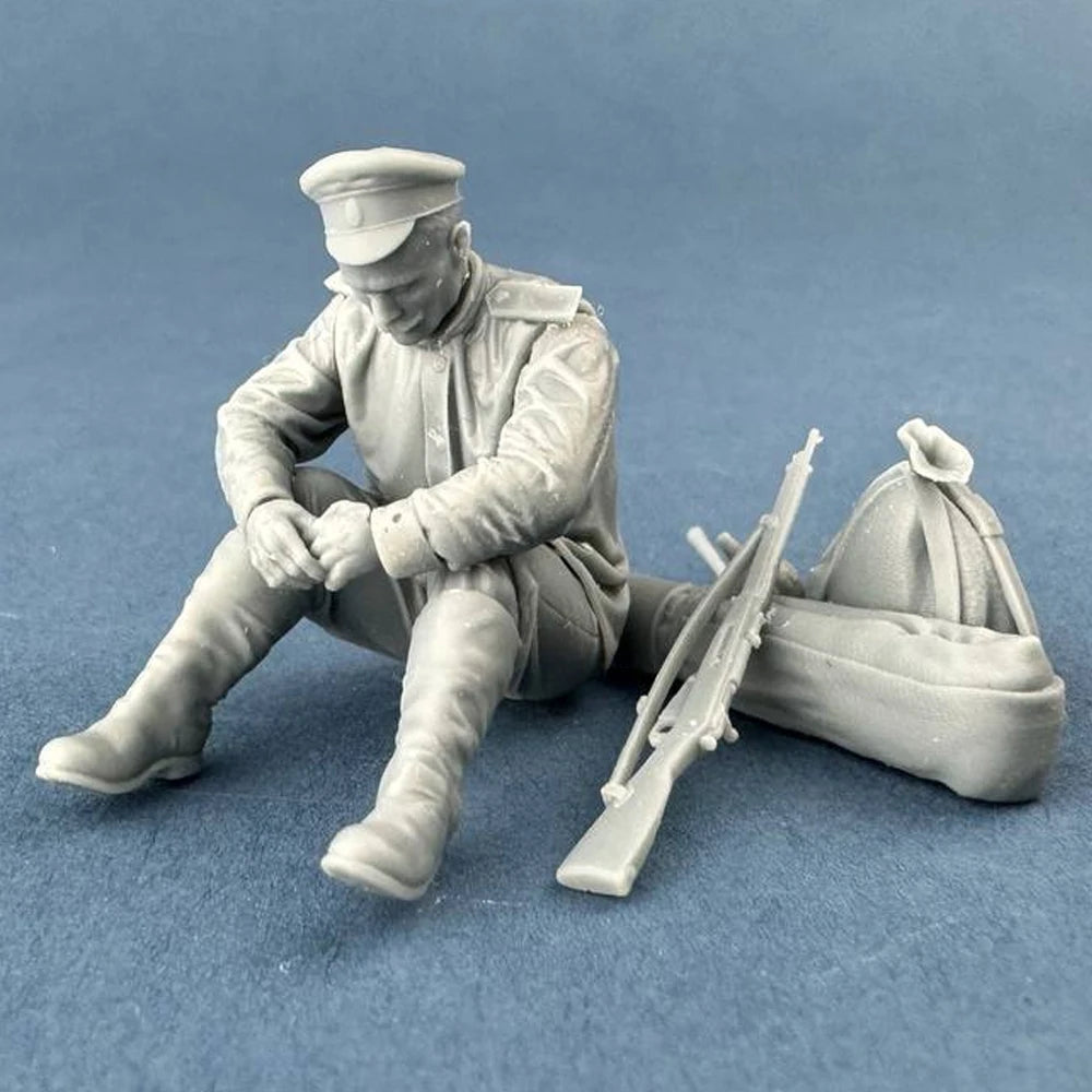 1/35 WWII Soviet Infantryman Resting with Gas Mask, Resin Model Figure Kit, Unassembled and Unpainted