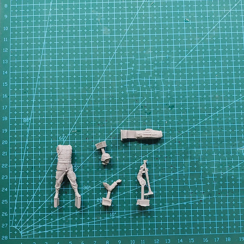 1/35 Modern Russian Soldier with RPG-7, Resin Model Figure Kit, Unassembled and Unpainted