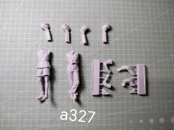 1/35 Sorceress in Tiered Robes, Resin Model Figure Kit, Fantasy Theme, Unassembled and Unpainted