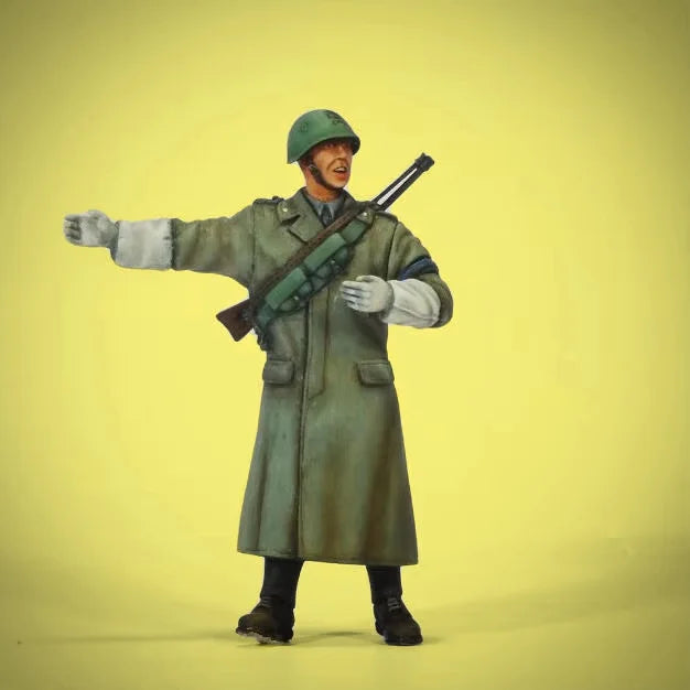 1/35 WWII German Soldier in Overcoat Pointing, Resin Model Figure Kit, Unassembled and Unpainted