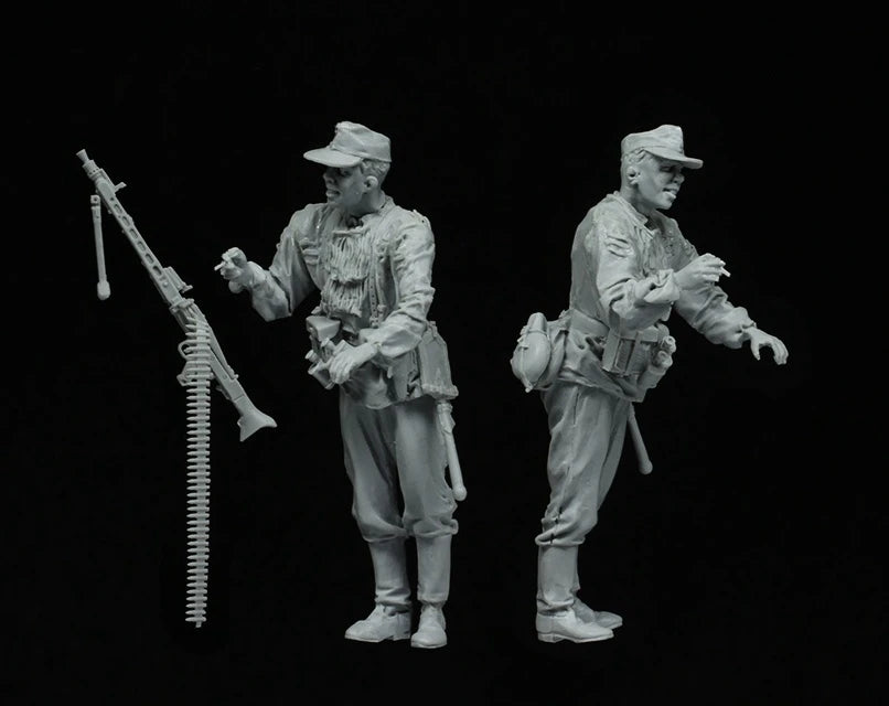 1/35 WWII German Machine Gunner Camo Smock, 2 Figures, Resin Model Figure Kit, Unassembled and Unpainted