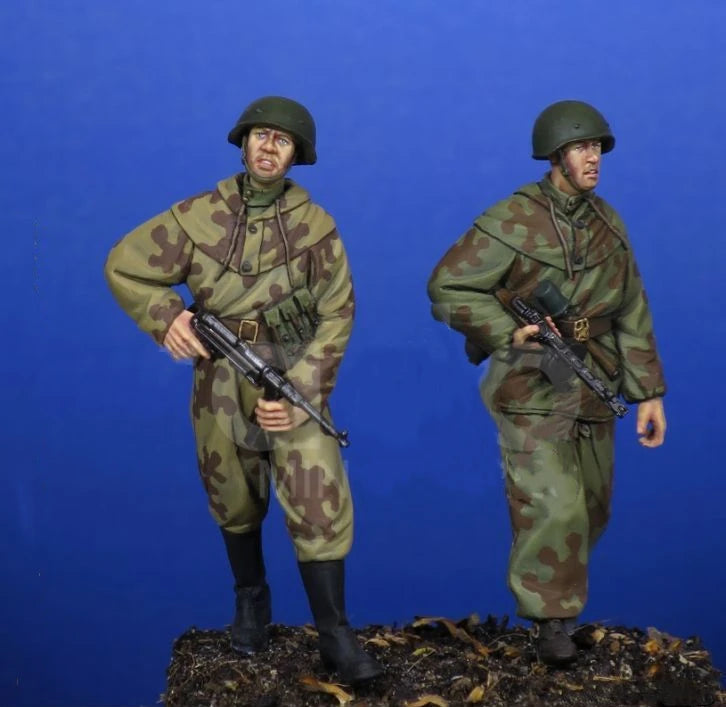 1/35 WWII German Wehrmacht Infantrymen, 2 Figures, Resin Model Figure Kit, Unassembled and Unpainted