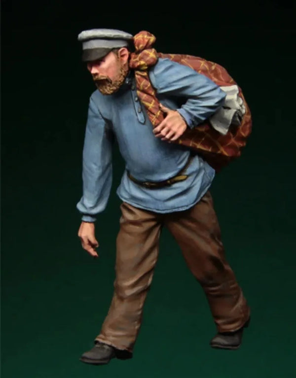 1/35 WWII Soviet Soldier Carrying Child, Resin Model Figure Kit, Unassembled and Unpainted