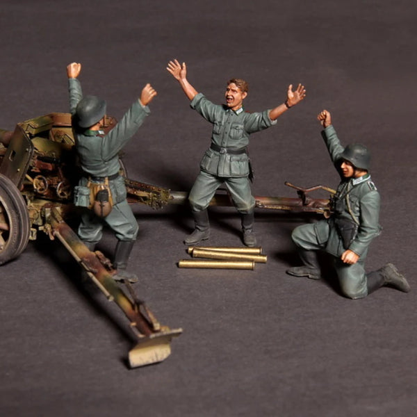 1/35 WWII German Artillery Crew Celebrating, 3 Figures, Resin Model Figure Kit, Unassembled and Unpainted