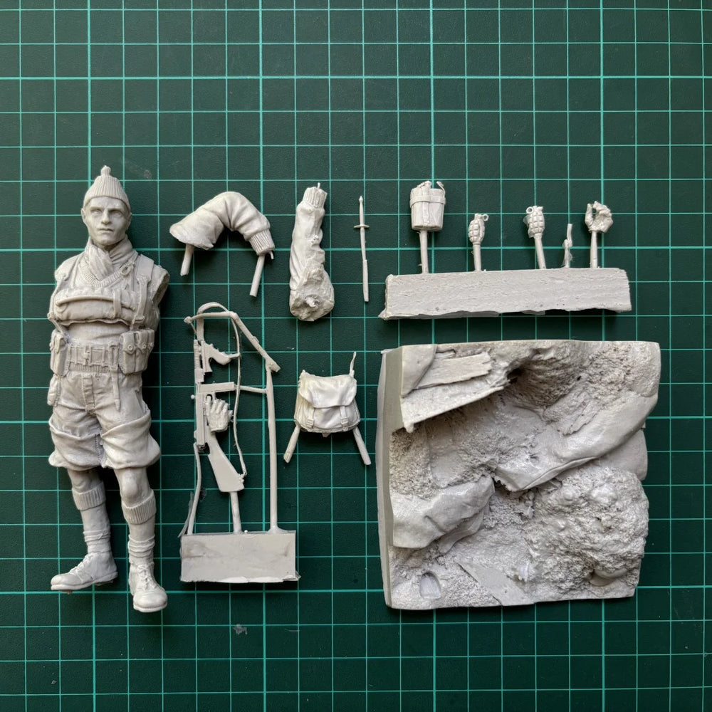 1/16 WWII Infantryman Reading Map, Resin Model Figure Kit, Unassembled and Unpainted