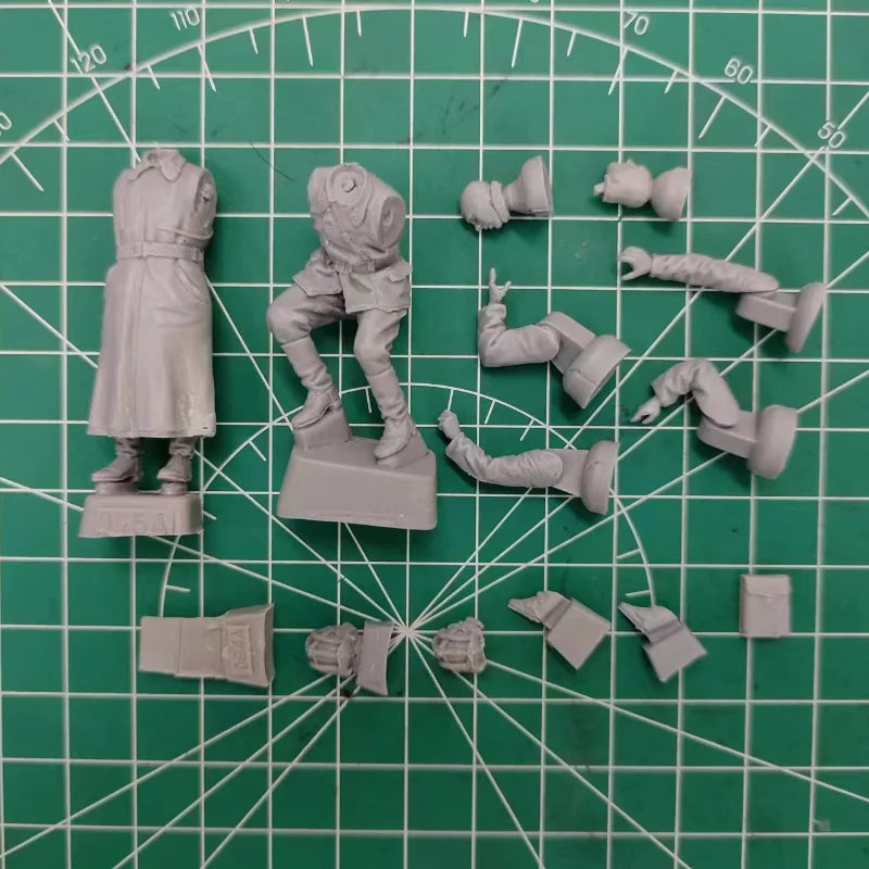 1/35 WWII Soviet Tank Crew Dismounted in Combat, 7 Figures, Resin Model Figure Kit, Unassembled and Unpainted