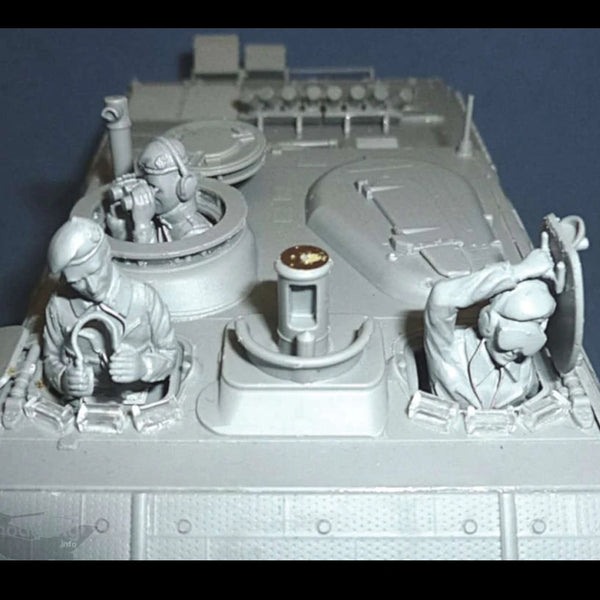 1/35 Modern Tank Crew Operating Turret, 3 Figures, Resin Model Figure Kit, Unassembled and Unpainted