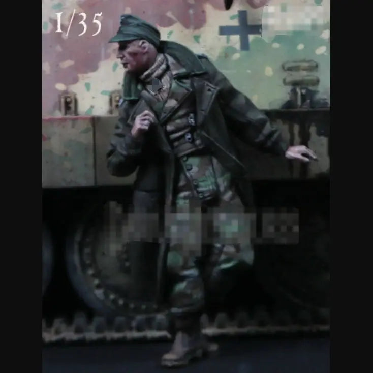 1/35 WWII German Infantryman Striding with Rifle, Resin Model Figure Kit, Unassembled and Unpainted