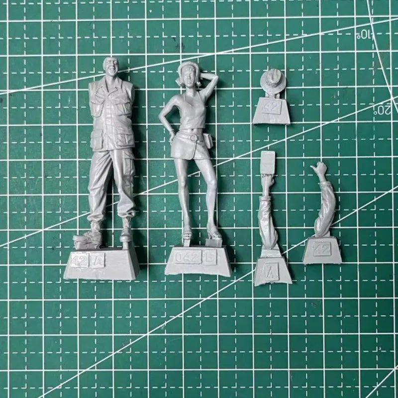 1/35 Vietnam War US Soldiers and Female, 2 Figures, Resin Model Figure Kit, Unassembled and Unpainted