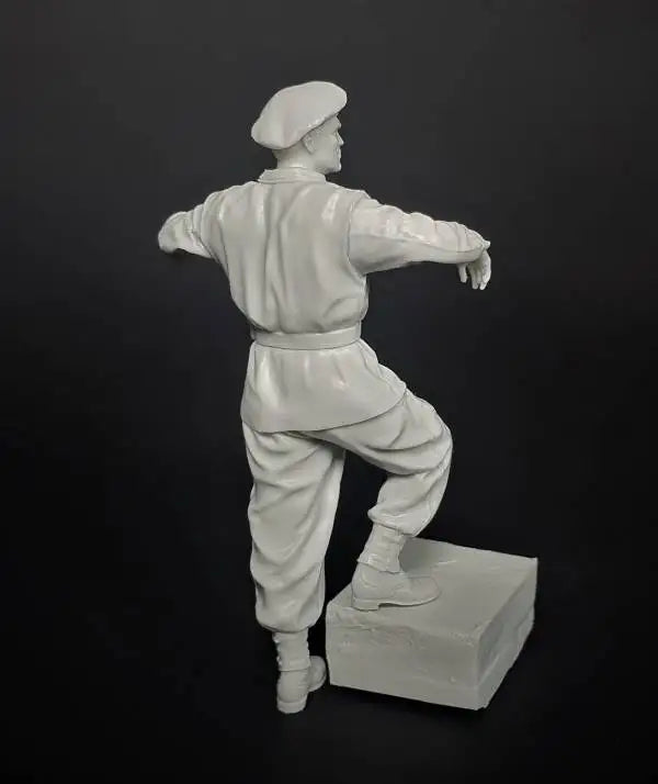 1/35 WWII German Officer Reading Map at Table, Resin Model Figure Kit, Unassembled and Unpainted