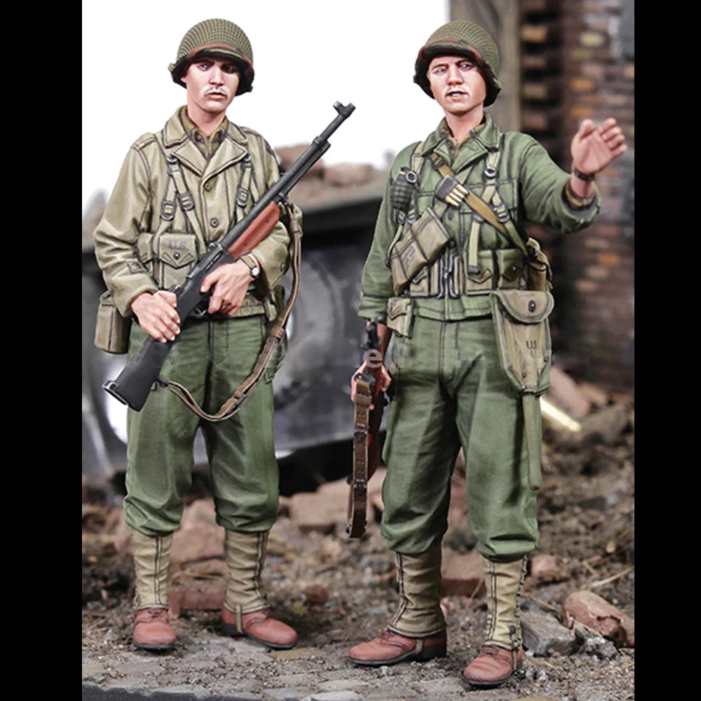 1/35 WWII US Rifleman with Bayonet and Ammunition Bearer, 2 Figures, Resin Model Figure Kit, Unassembled and Unpainted