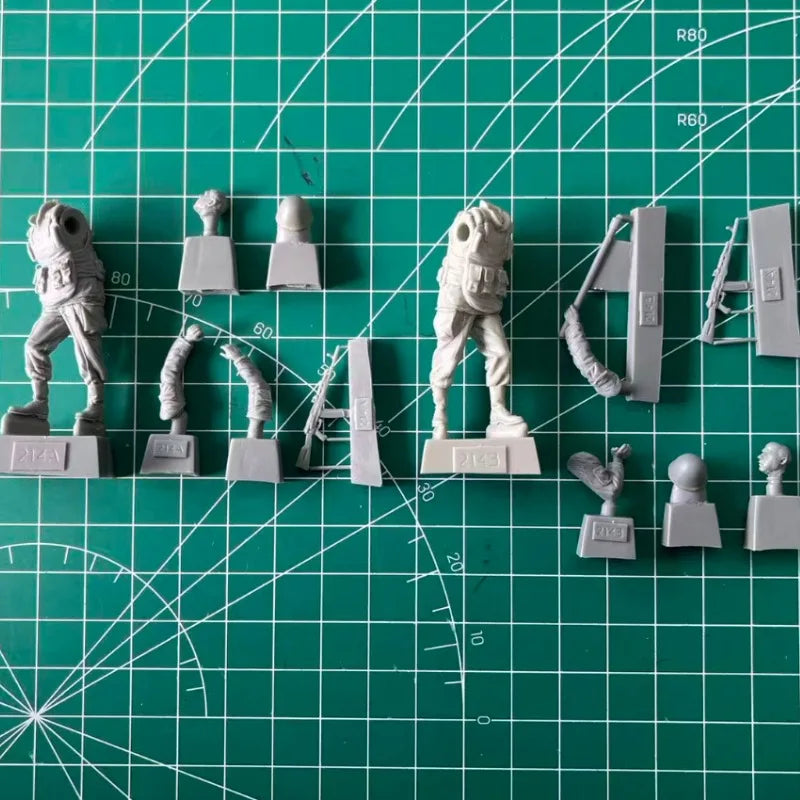 1/35 WWI Russian Artillery Crew, 2 Figures, Resin Model Figure Kit, Unassembled and Unpainted