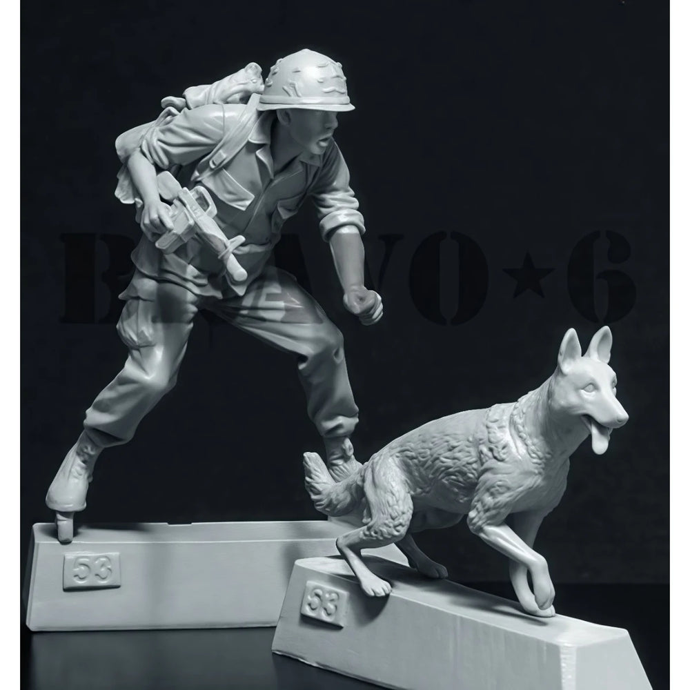 1/35 Vietnam War US Army Infantry with Military Dog, 2 Figures, Resin Model Figure Kit, Unassembled and Unpainted