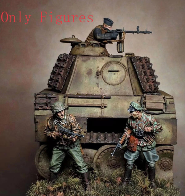 1/35 WWII German Tank Crew in Combat, 2 Figures, Resin Model Figure Kit, Unassembled and Unpainted