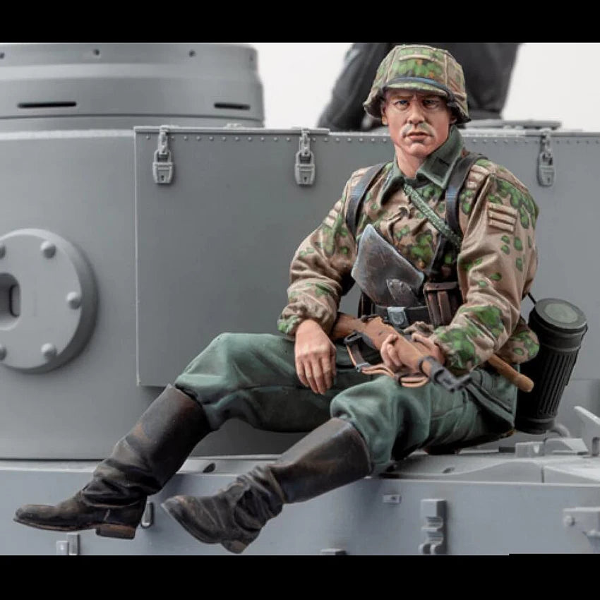 1/16 Modern Soldier in Digital Camouflage, Resin Model Figure Kit, Unassembled and Unpainted