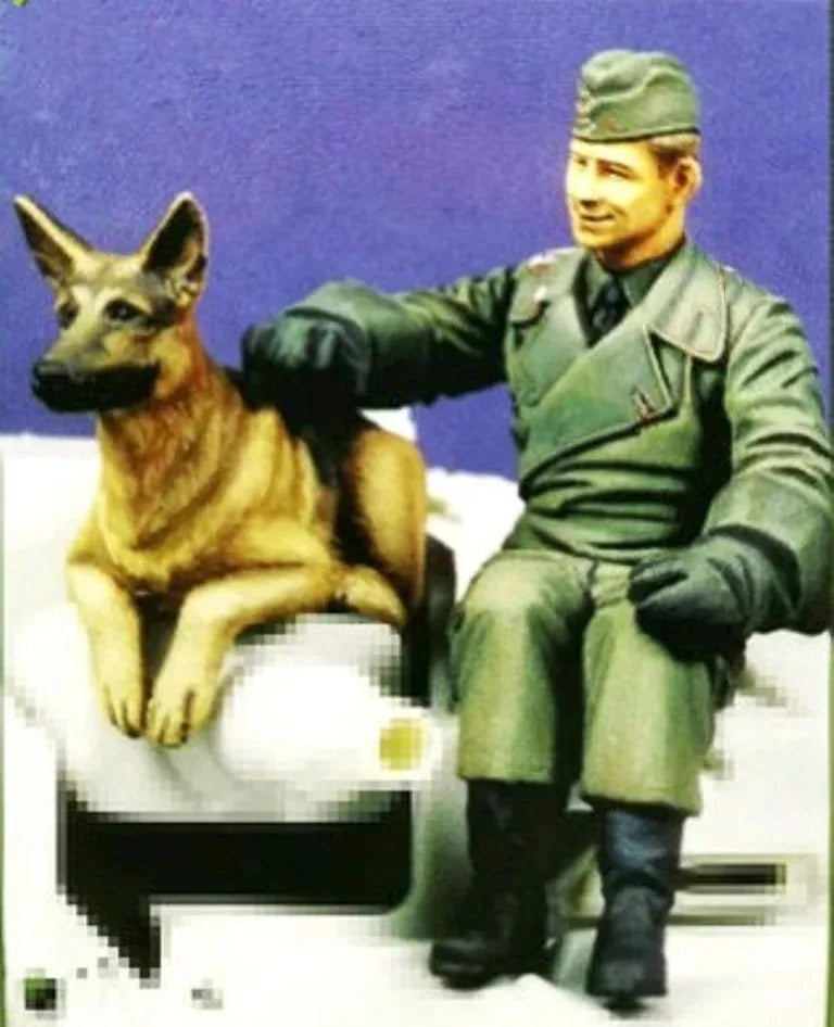 1/35 WWII German Soldier Seated with German Shepherd, Resin Model Figure Kit, Unassembled and Unpainted